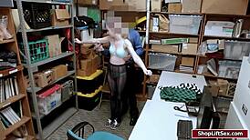 почему эта воровка ловит по бритой пизде так жёстко?