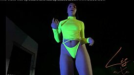 Mladá v tangách tančí funk na webcam a ukazuje pičku