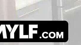 nuovo uomo di casa riceve deepthroat da milf sul divano. azione mylf pura si svela.