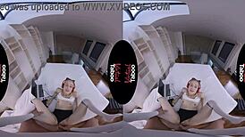 V tejto virtuálnej tabu scéne dostáva oholenú kundičku intenzívny POV blowjob a handjob.