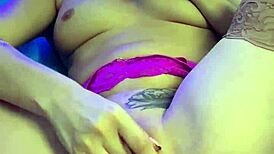 Přirozená brunetka Nicole Aria si užívá intenzivní session