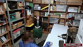 почему эта воровка ловит по бритой пизде так жёстко?