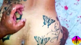 Legen bøyer meg over og spruter inni rumpa mi