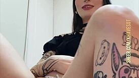 mujer cachonda latina shows off her natural ass and pussy lips