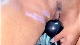 Hot thick woman cumming at the gym with weight, impossible not to cum in 1 min.