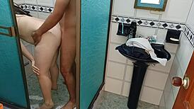 Skrivena kamera u kupatilu uhvatila je kako se svlači, završilo je slučajnim jebanjem 😈