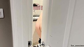 Sorpresa matrigna che si masturba nel bagno condiviso, scioccata con giochi anali