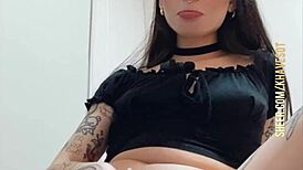 mujer cachonda latina shows off her natural ass and pussy lips