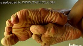 Jade Vixen's black hose come off to show wrinkled feet!