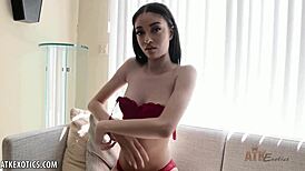 fresh-faced scarlett bloom fingers her wet clit solo for you 😍