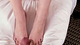 Eurobabe gets footworship and banging from lover 😘