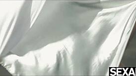 Dve horúce ryšavky sa oblizujú v pičkách a cicajú bradavky na pláži do orgazmu