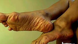 Jade Vixen's black hose come off to show wrinkled feet!