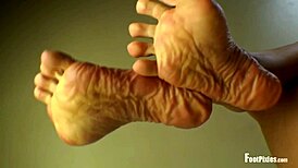 Jade Vixen's black hose come off to show wrinkled feet!