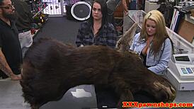 Rejtett kamera elkapja zálogházi triót szopásban pénzért