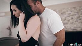 أخ غير شقيق يركب كس أخت شقيقة خجولة ضيق في رحلة