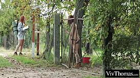 Lezbijka crvenokosa sreće stranca napolju