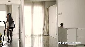 Servitoare asiatică Katana lovește pizda rasă, deepthroat blowjob, facial cu spermă!