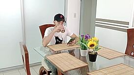 Engañé a mi esposo con hermanastro por su pene grande y disfruto cada embestida. Me hace rico en la cama