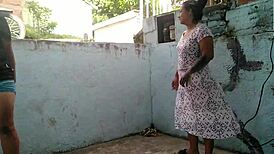 La lesbiana de mi vecina siempre me ha tenido ganas y yo pues quiero experimentar sexo l�sbico veamos que suceder�