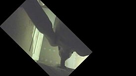 Etalon couilles pleines gros juteur se fait purger en glory hole