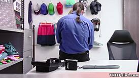 Малка руса крадла хваната и я ебат здраво