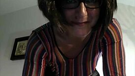 Why does Buzzingbirdz Olga need to mop after her squirt machine session?