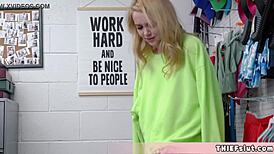 Малка руса крадла хваната и я ебат здраво