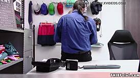 Kicsi szőke boltlopó elkapták és keményen megbaszták.