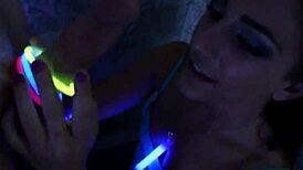 Dövme Genç Açık Havada Yakın Çekim POV'da Sik Çekiyor