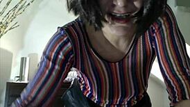 Why does Buzzingbirdz Olga need to mop after her squirt machine session?