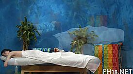 i stille massagerum udfolder beroligende session med bløde hænder der bliver våde