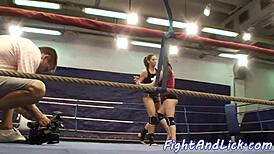 Babe lesbian telanjang bergulat tanpa berhenti