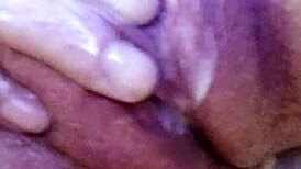 Metiendo mano a mi zorra caliente, getting her wet 😈