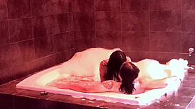 me encanta como te rebotan las tetas en el jacuzzi te me subiste y terminaste montada en mi verga gimiendo