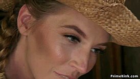 Er det dom cowgirl som fingerer den muskuløse fyren sin rumpe i BDSM?