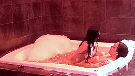 me encanta como te rebotan las tetas en el jacuzzi te me subiste y terminaste montada en mi verga gimiendo