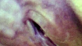 Metiendo mano a mi zorra caliente, getting her wet 😈