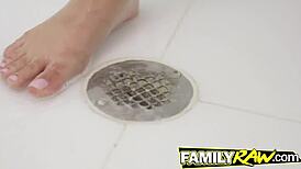 Fata cu pizda păroasă călărește pula tare adânc