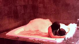 me encanta como te rebotan las tetas en el jacuzzi te me subiste y terminaste montada en mi verga gimiendo