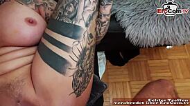 Deutsches tätowiertes Babe mit dicken Titten fickt live vor der Webcam