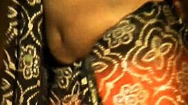 Egzotik Arap milf dansçı çıplak soyunuyor