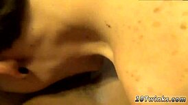 Pojat masturboivat valokuvagalleriassa ja hoikka homo-seksi kylpyhuoneessa