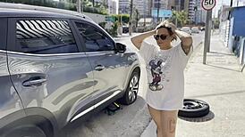 Patlak lastik sıcak yabancı tarafından düzeltiliyor, Latin kıçımı sertçe sikiyor