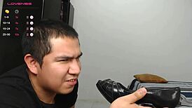 Il mio patrigno mi ha fatto bere la sua pipì poi mi ha ficcato il suo cazzo enorme in bocca