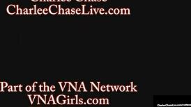 Lul melken huisvrouw Charlee Chase zuigt en handneukt met pure vreugde!