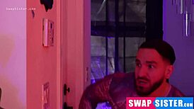 Geile chicks ruilen stiefbroers in wilde orgie voor ritueel