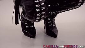 Fetiš shemale v latexovém obleku a masce šuká s obřím ptákem