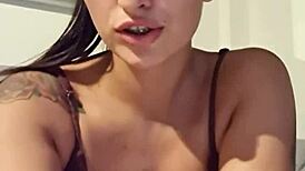 Aku horny banget abis pesta, dildo rasanya enak banget -Claudia Bavel-