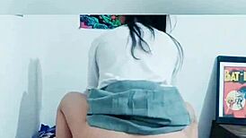 Colegiala Latina Primeriza Monta la Verga de Su Compañero. Grabada Teniendo un Orgasmo al Salir de la Escuela.